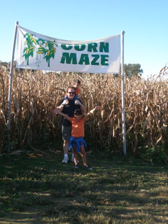Kasen, Karis and Daddy headed into the corn maze